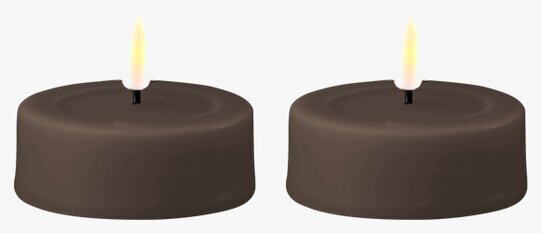 Bild av två LED-värmeljus i mocca på vit bakgrund