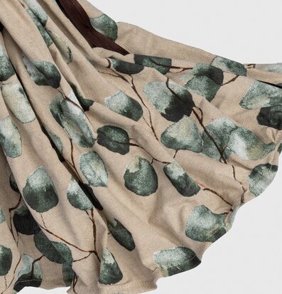 Bild av vackert tyg med gröna blad och naturmotiv