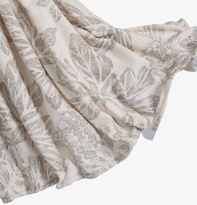 Bild av veckat tyg med naturmönster i dämpade toner