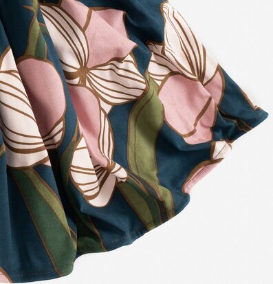 Bild av abstrakt tygmönster med naturinspirerade tryck