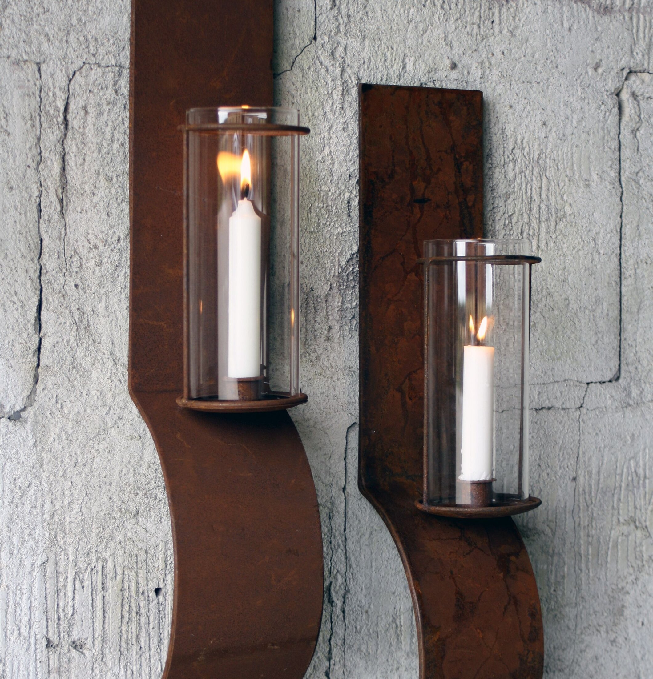 Lampett Med Stormglas från Västanvinden på grovbetongvägg