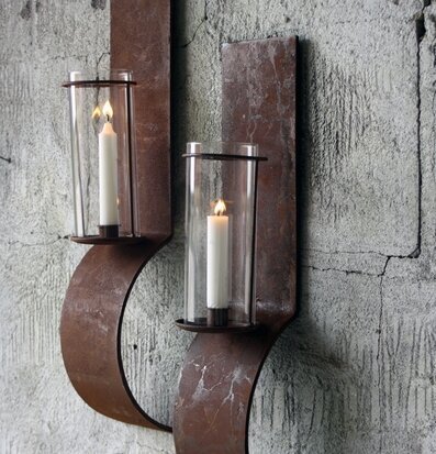 Bild av stilfulla lampetter på rustik betongvägg