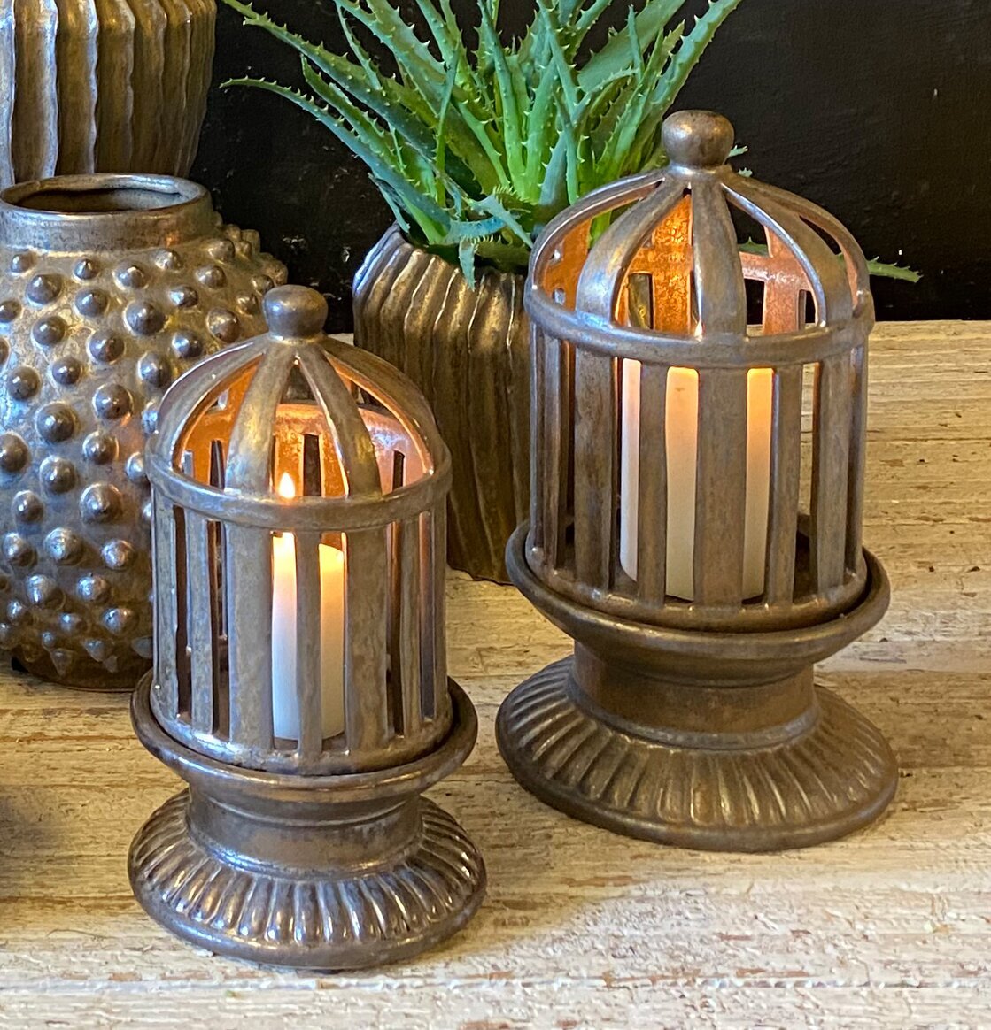 Ljuslykta Keramik Randig Brons från Västanvinden på träbord