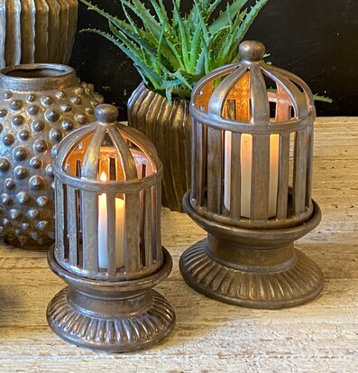 Bild av mysig scen med keramikljuslyktor i brons