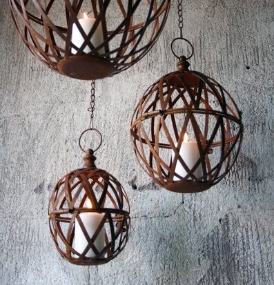 Bild av tre rustika hängande ljusklot i metall