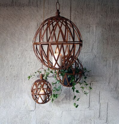 Bild av tre hängande klot i rustik och naturlig stil