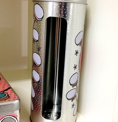 Bild av elegant och funktionell plåtburk för bomullspads