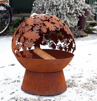 Bild av vinterträdgård med eldfat och snölandskap