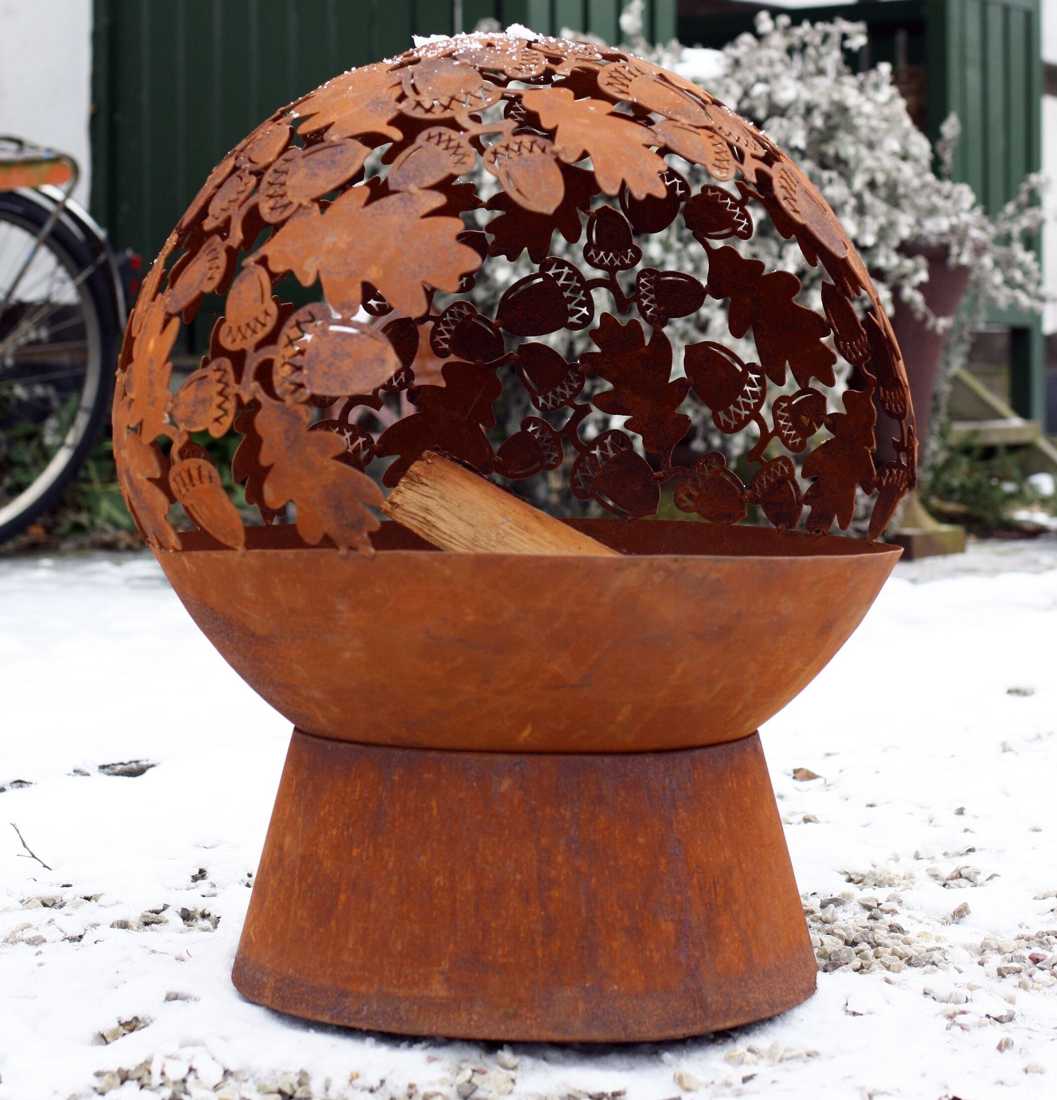 Eldklot Rost från Västanvinden i en snöig trädgårdsmiljö