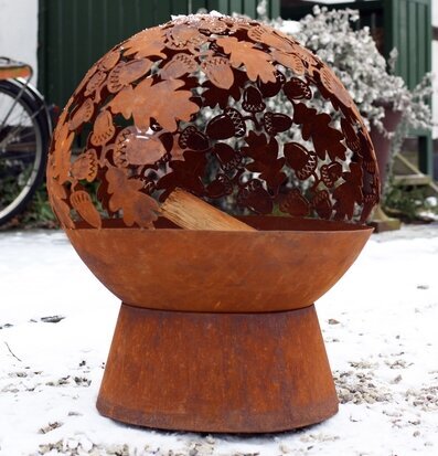 Bild av ett eldklot med rostpatina i vintermiljö