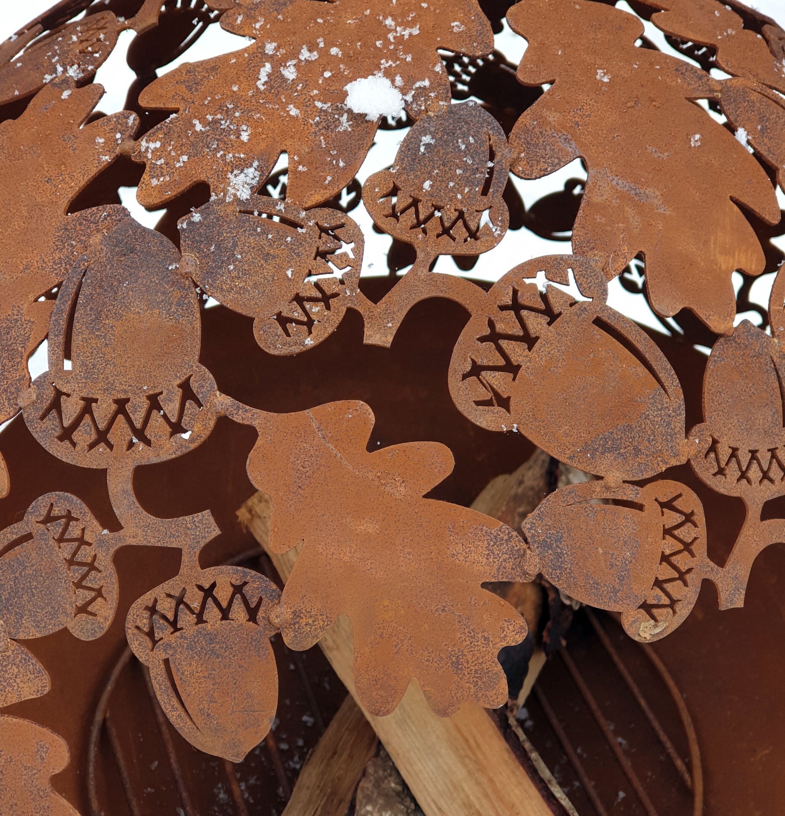 Eldklot Rost från Västanvinden på snötäckt mark med vedträn