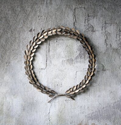 Bild av elegant guldfärgad krans med rustik bakgrund