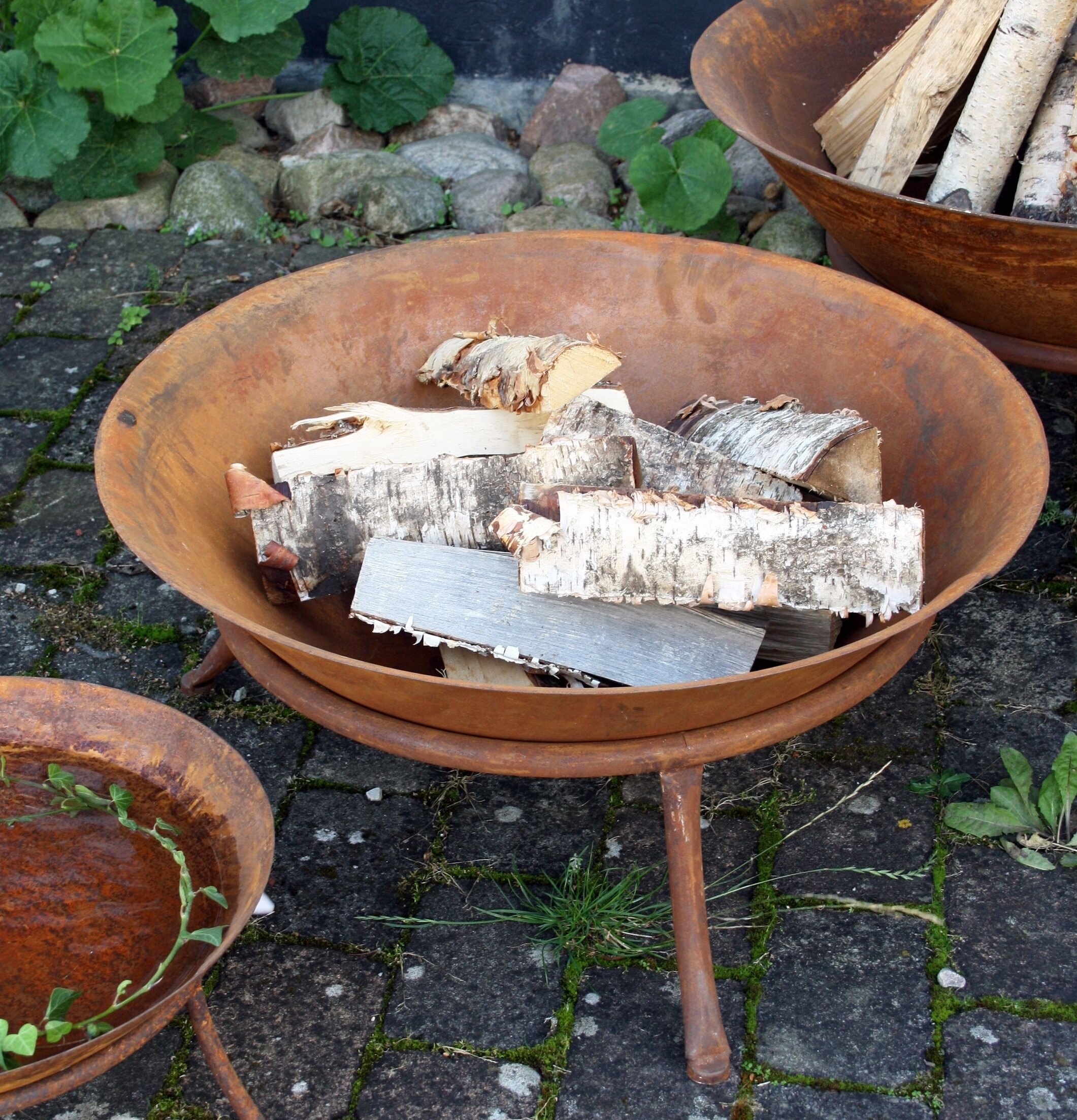 Bild av naturnära eldfat i rostig och rustik stil