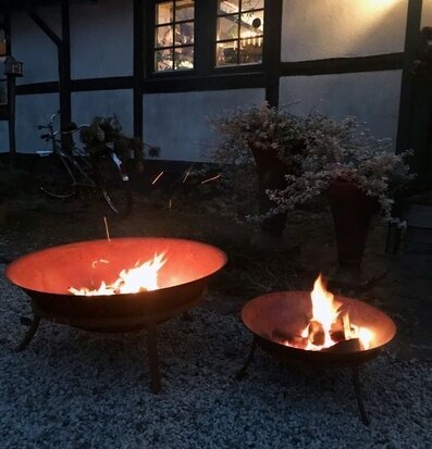 Bild av stämningsfullt nattlandskap med eldfat