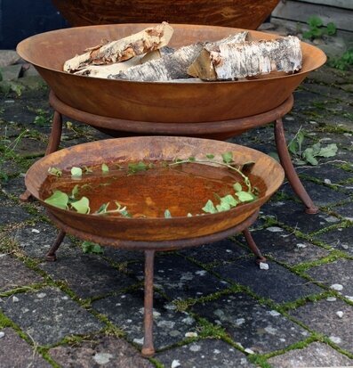 Bild av eldfat i trädgårdsmiljö med naturlig patina