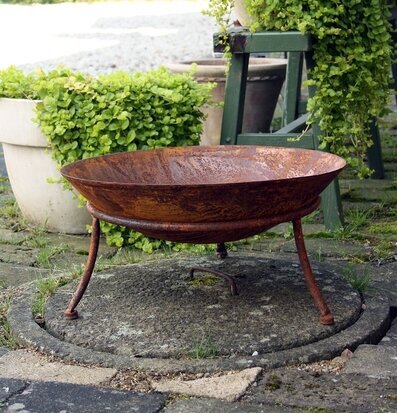 Foto av rustikt eldfat i harmonisk trädgårdsmiljö