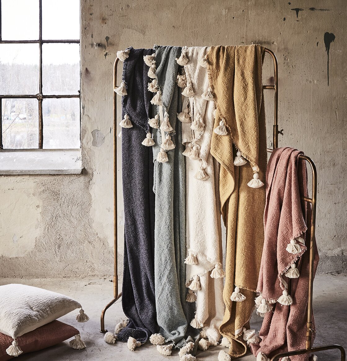 Bild av plädar och kuddar i rustik och bohemisk stil