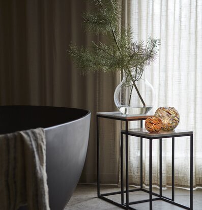 Bild av harmonisk interiör med lyxigt badkar