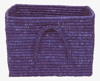 Bild av fyrkantig raffiakorg i blått och lila mönster
