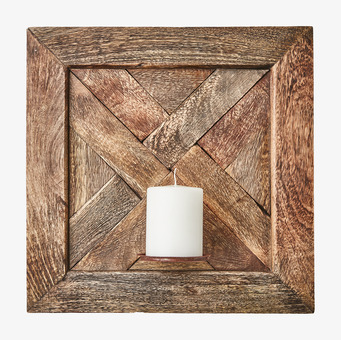 Bild av rustik väggljushållare i trä med geometriskt mönster