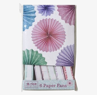 Bild av färgglada pappersdekorationer och rosetter