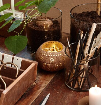 Bild av harmonisk och kreativ inredning med naturmaterial