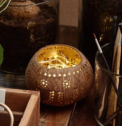 Bild av rustik lykta med varm och hemtrevlig atmosfär