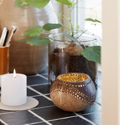 Foto av harmonisk fönsterbräda med naturliga element