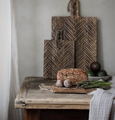 Foto av rustik köksmiljö med skärbrädor och bröd