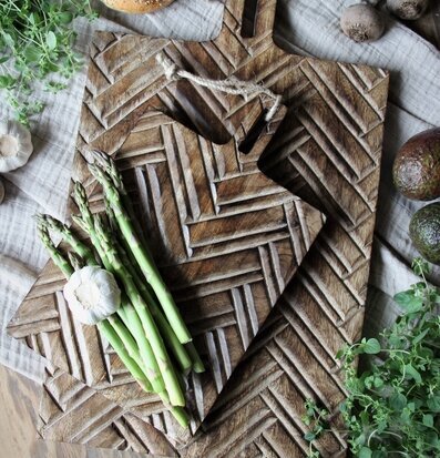 Bild av rustik skärbräda med naturliga ingredienser