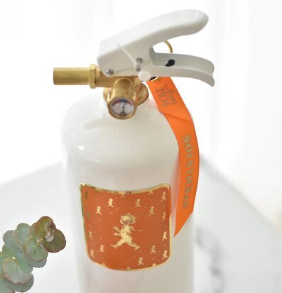 Bild av stilren brandsläckare med modern design