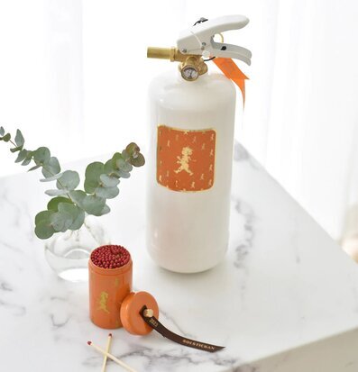 Foto av elegant brandsläckare i stilren inredning