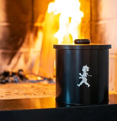 Bild av stilren förvaringsburk framför öppen spis