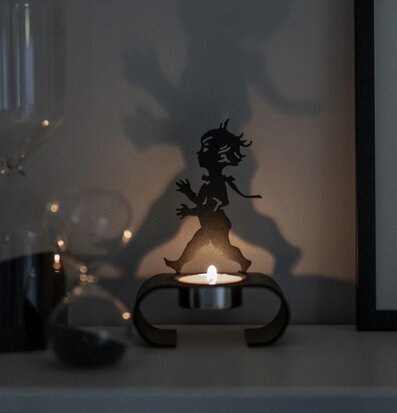 Bild av en stämningsfull inredning med ljushållare