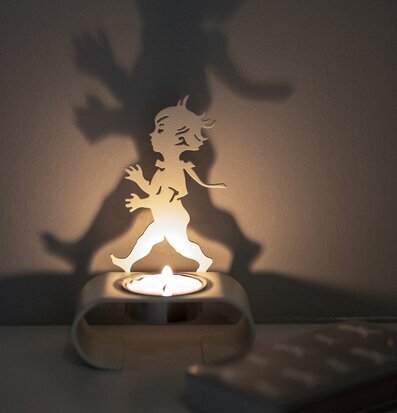 Bild av en elegant värmeljushållare i vit metall