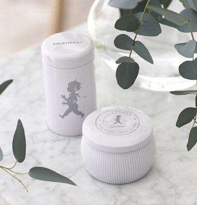 Bild av stilren scen med doftljus och eucalyptus