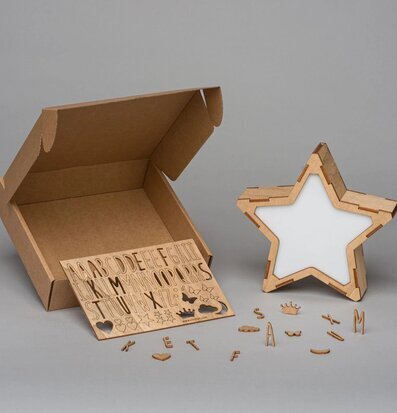 Foto av LED-lampa i trä med bokstäver och symboler