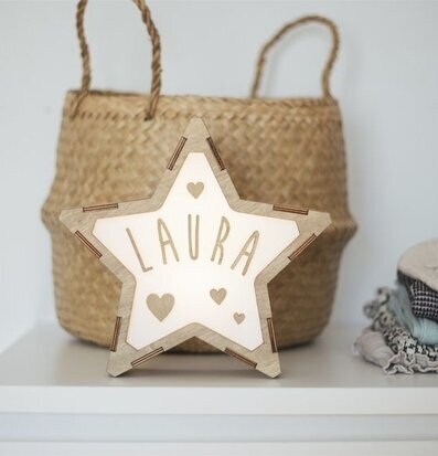 Bild av hemtrevlig miljö med stjärnformad lampa