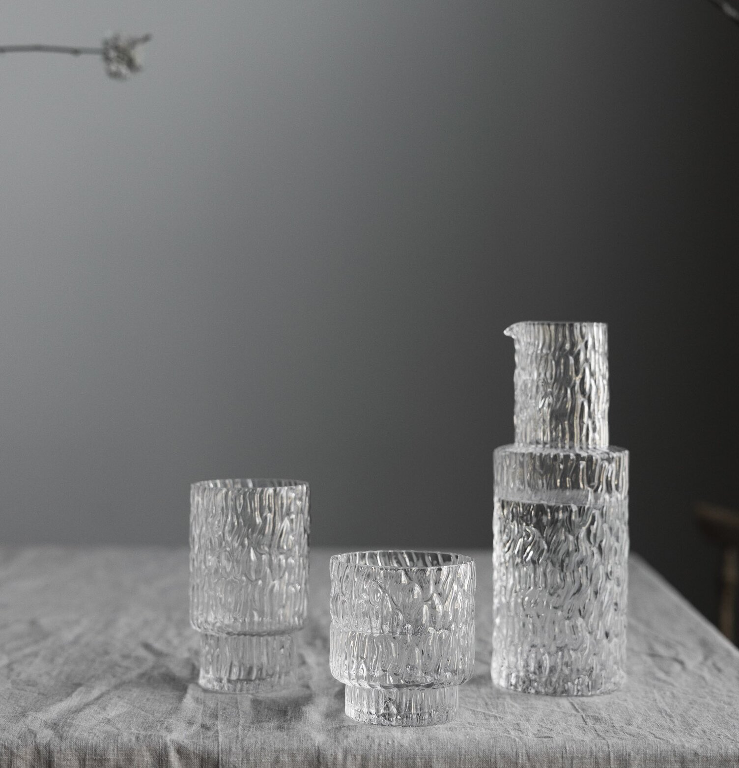 Karaff Prinseryd från Storefactory med glas på grå duk