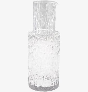 Bild av unik karaff med vågig yta och skandinavisk stil