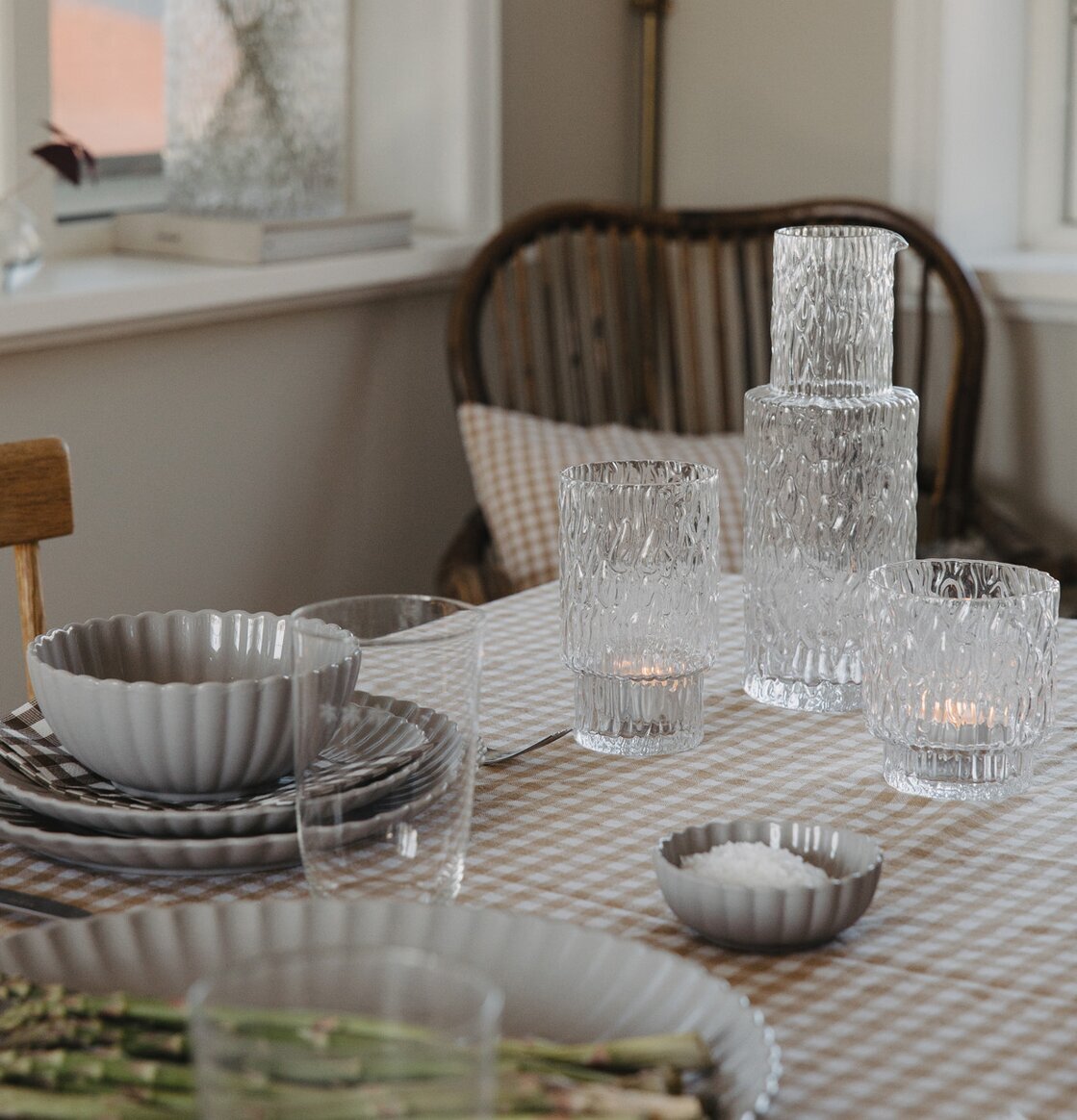 Karaff Prinseryd från Storefactory på ett dukat bord