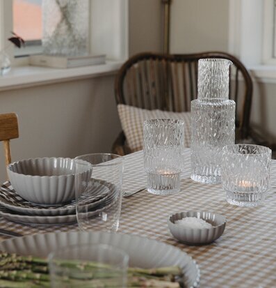 Bild av elegant dukat bord med stil och funktionalitet