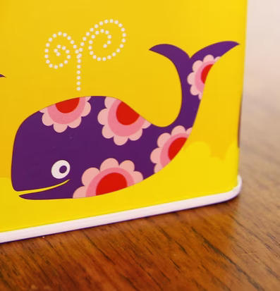 Bild av färgglad valdesign på liten box med lekfull stil