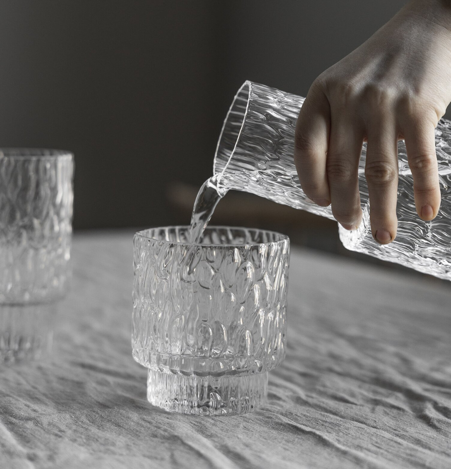 Karaff Prinseryd från Storefactory häller vatten i glas