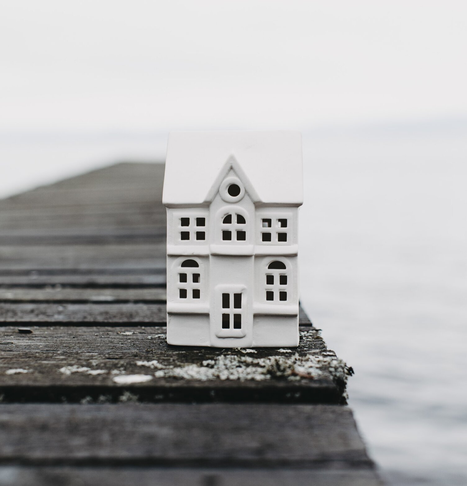 Ljusstake Hus Byn 1 från Storefactory på en träbrygga