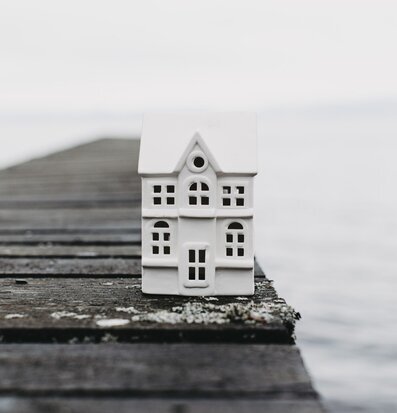 Bild av stilren ljusstake i lugn och harmonisk miljö