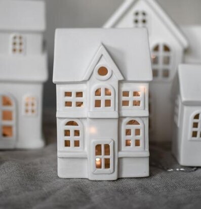 Bild av charmig ljusstake i form av ett litet hus