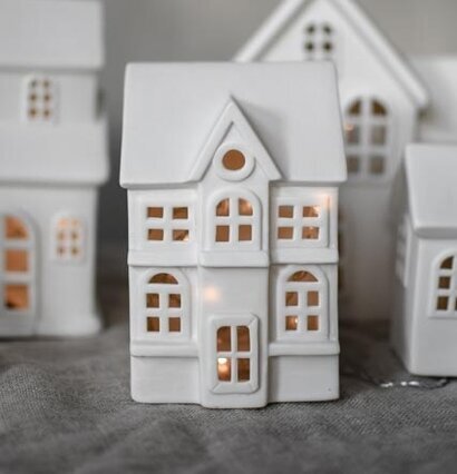Ljusstake Hus Byn 1 från Storefactory i vit keramik på bord
