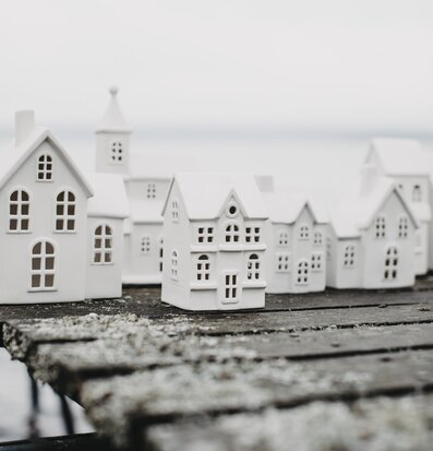 Bild av vita ljusstakar formade som hus vid strand