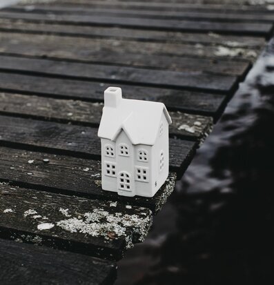 Foto av charmig ljusstake i form av ett miniatyrhus